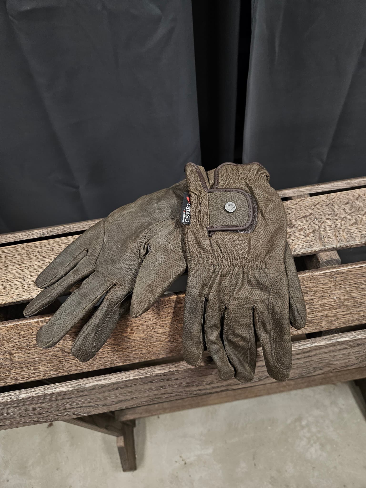 Ridhandskar, 8, Catago