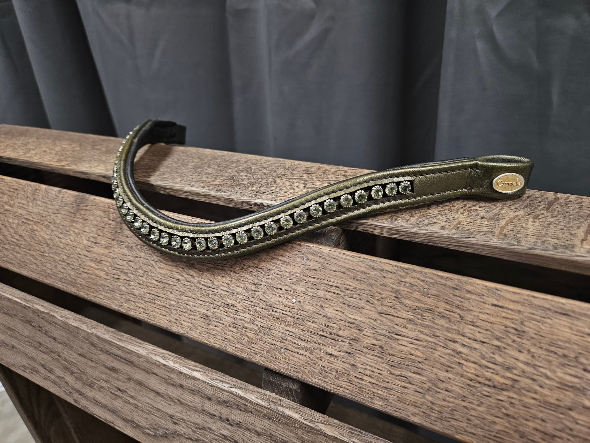 Pannband, full, Capriole