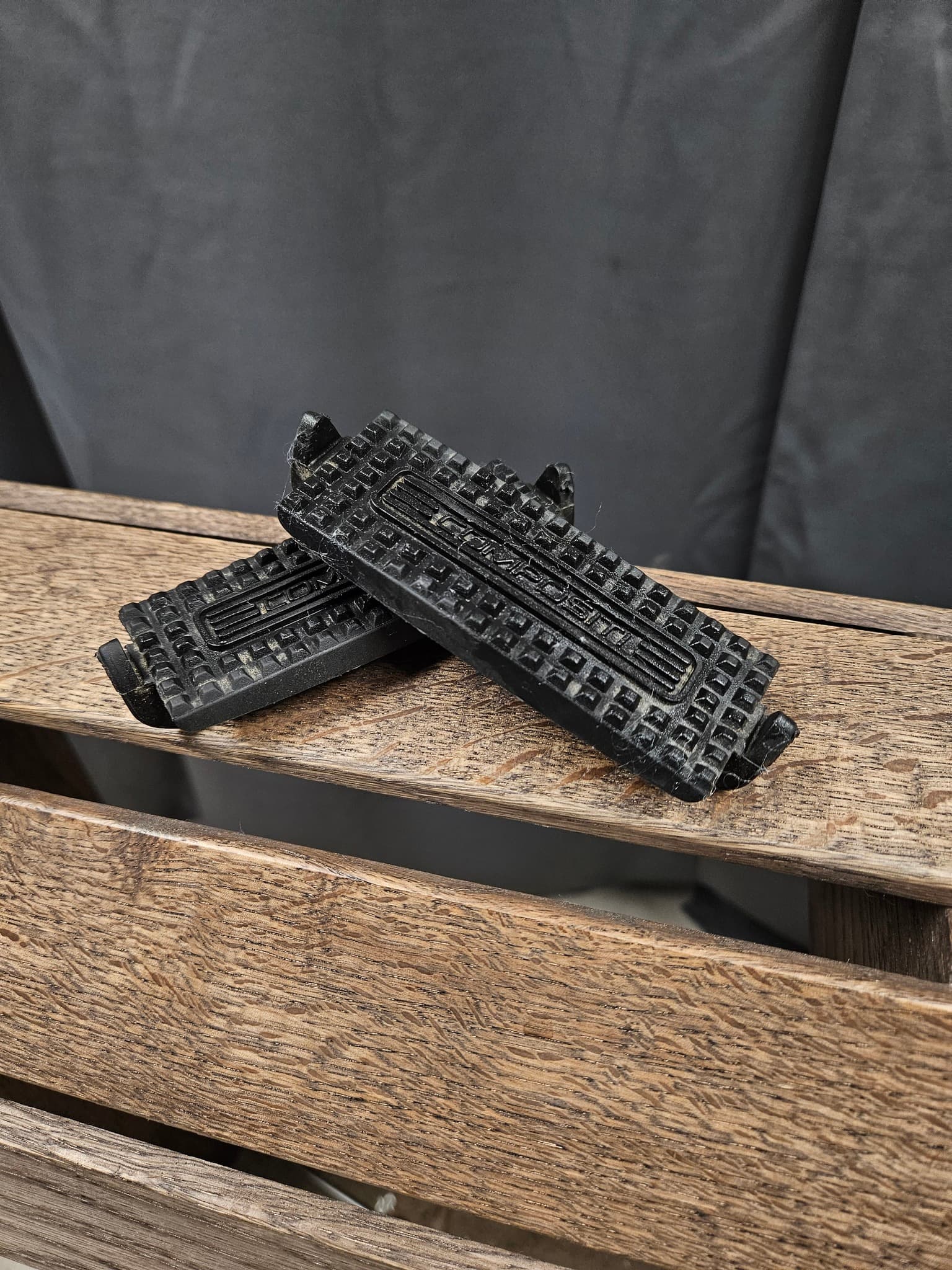 Stigbygelplattor, Compositi