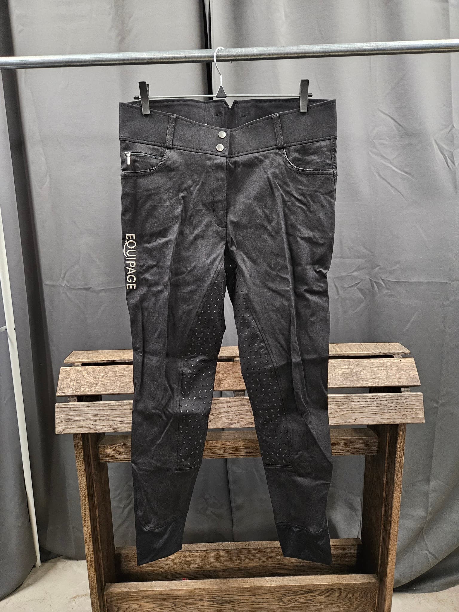 Ridbyxa, 44, Equipage